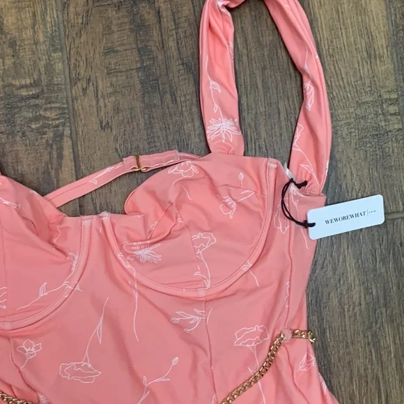 WeWoreWhatDanielle One Piece vintage line floral